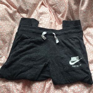 Women’s cropped sweatpants